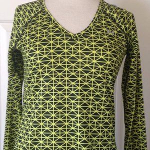 Under Armour Womens HeatGear Printed V-Neck Long Sleeve Moisture Wicking Shirt